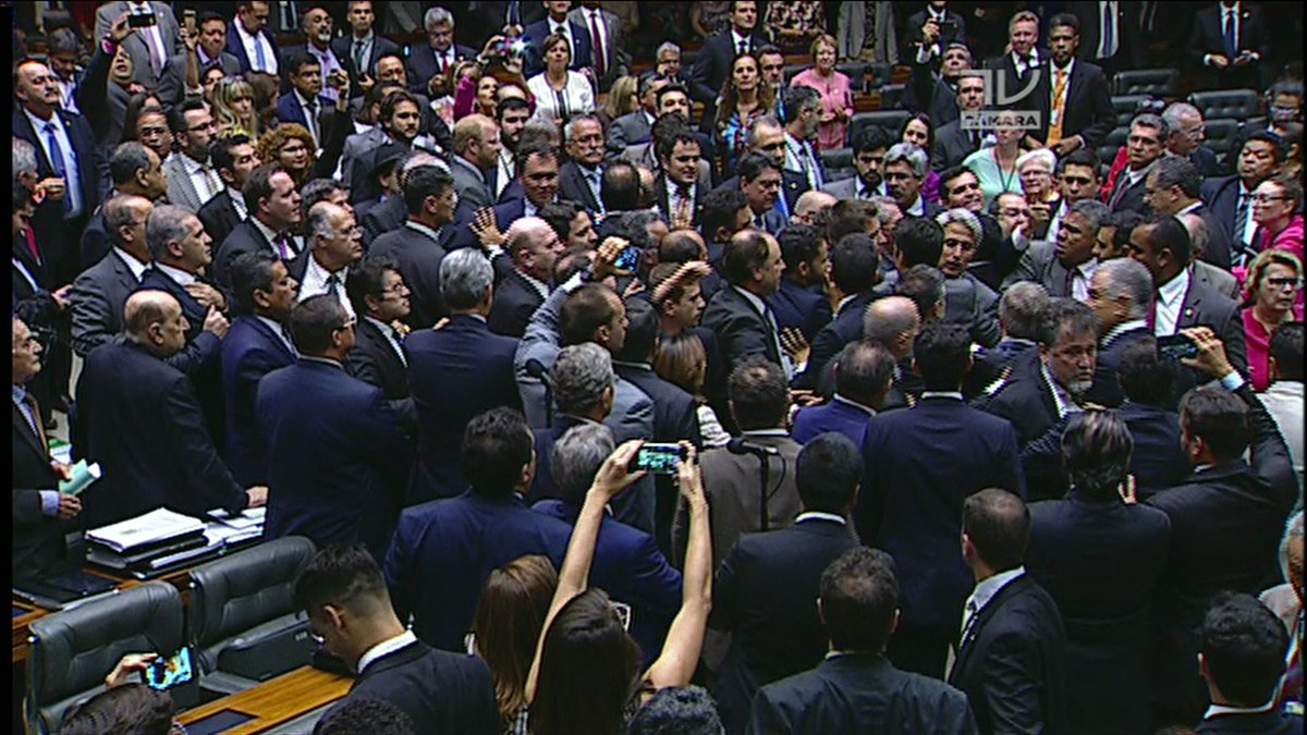 GloboNews's tweet photo. Seis partidos de oposição ao governo Temer tentam impedir votações de medidas provisórias: https://t.co/LDS8G3PioR https://t.co/1S2jd04NEx