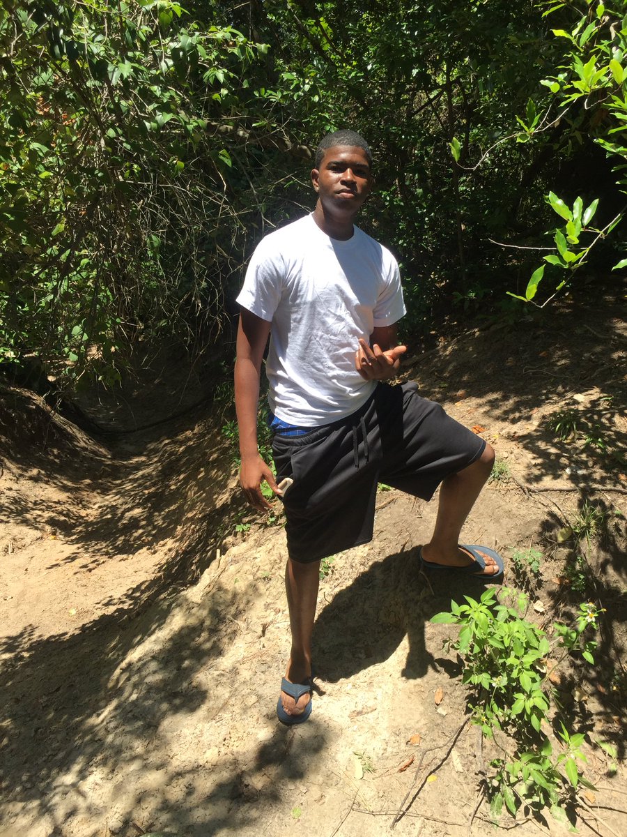 boutcashgee's tweet photo. Out here living life who ain't getting no money #blockmonsta #moneygettingniggas💰 https://t.co/ZD7F9xLYi8