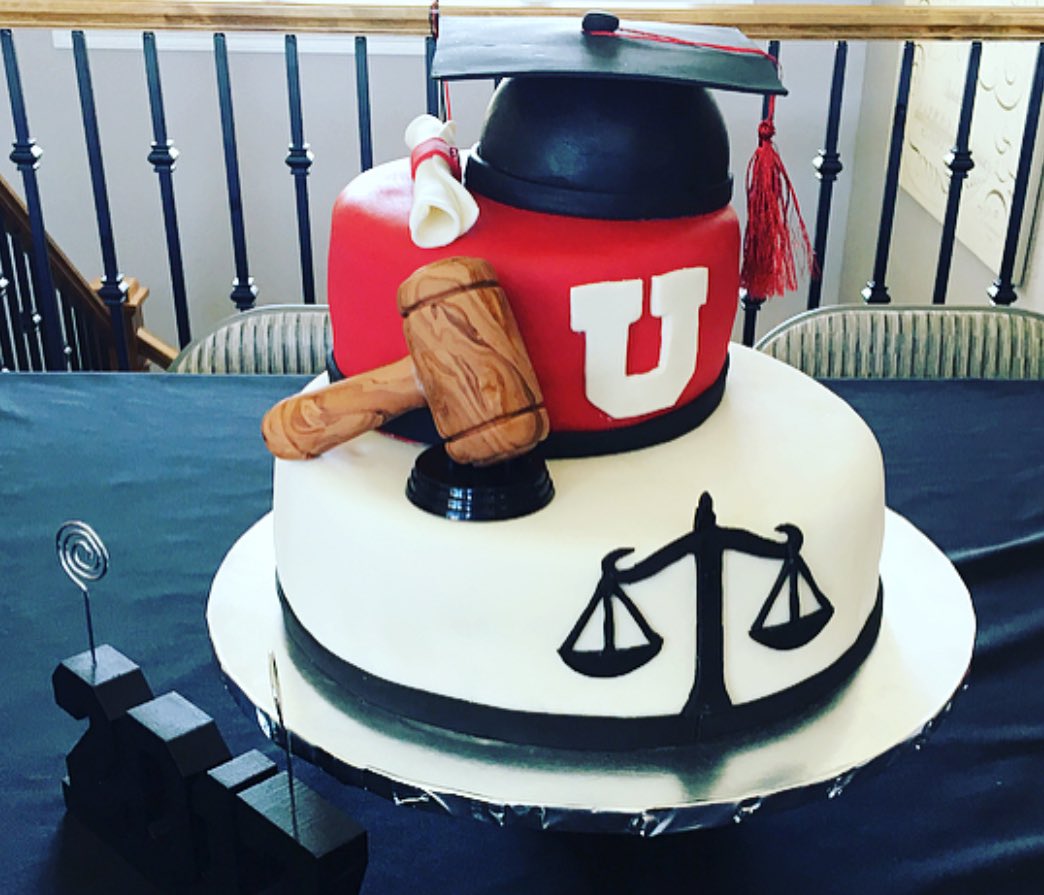 UUtah's tweet photo. This looks too delicious to eat. 🎓🎂
#UtahGrad17
📷: jocey20/IG https://t.co/IfkrpCisEE