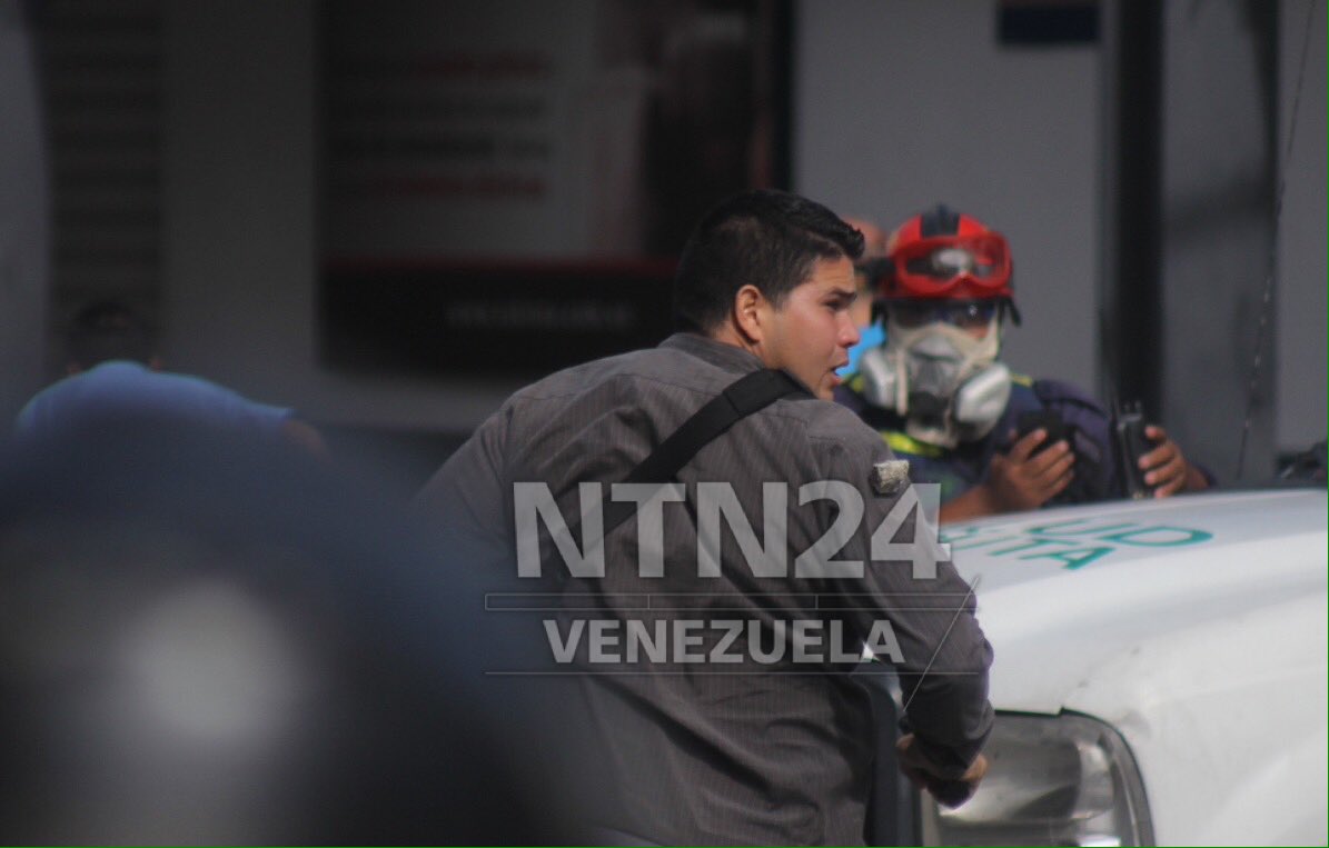 kicobautista's tweet photo. Éste sujeto disparó al aire en Bello Monte, fue capturado por las cámaras de @NTN24ve https://t.co/CVul4zpdTa