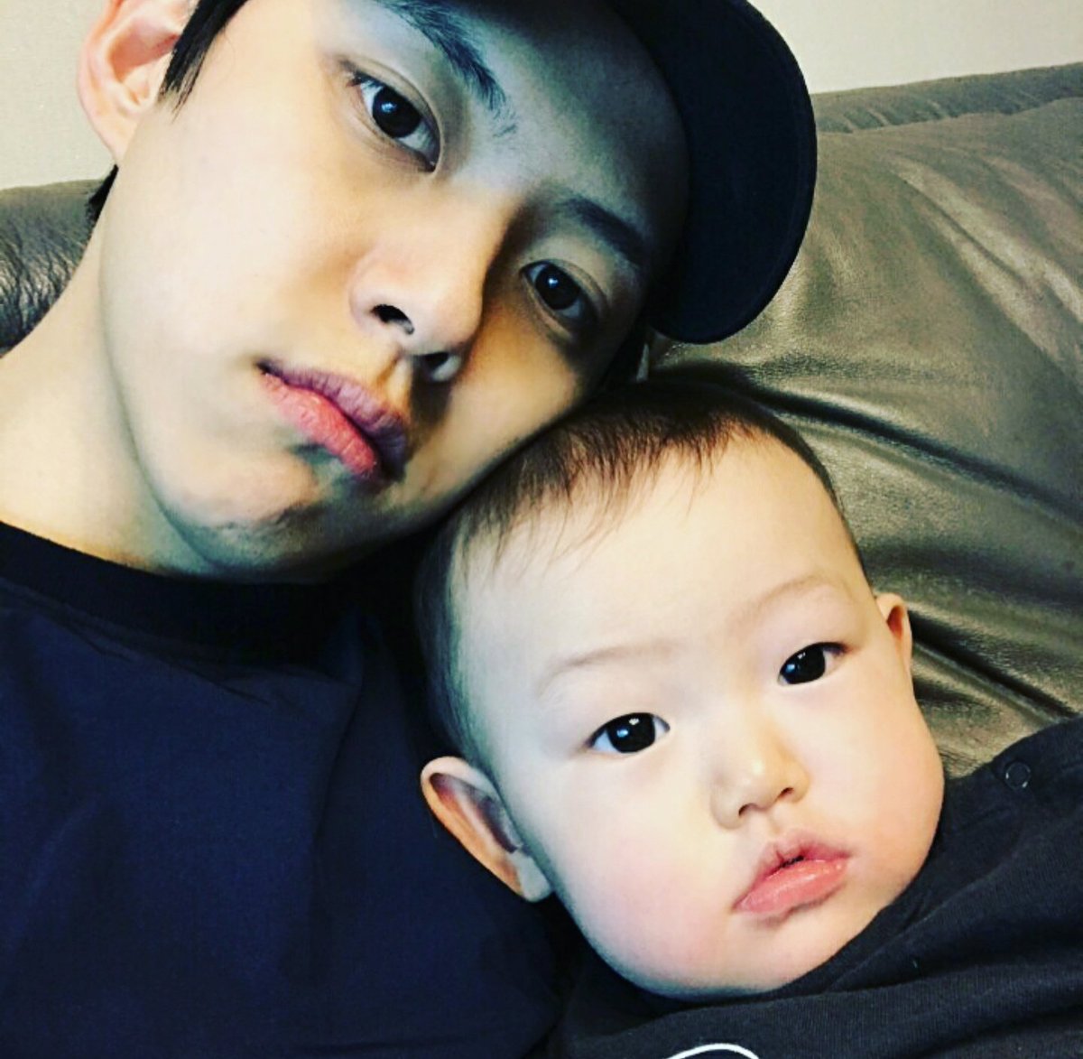Jniewalker's tweet photo. ดงโฮหน้าเด็กมากจนเหมือนเป็นพี่ชายกับน้องชายอะ ไม่ใช่พ่อลูก ;-; สตัฟฟ์อายุไว้ที่15หรออ เหมือนมาช่วยแม่เลี้ยงน้องมาก https://t.co/uqVj8bKFbu