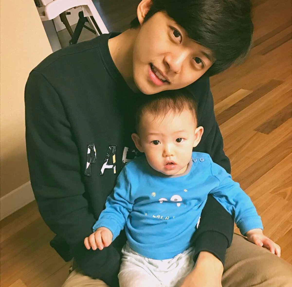 Jniewalker's tweet photo. ดงโฮหน้าเด็กมากจนเหมือนเป็นพี่ชายกับน้องชายอะ ไม่ใช่พ่อลูก ;-; สตัฟฟ์อายุไว้ที่15หรออ เหมือนมาช่วยแม่เลี้ยงน้องมาก https://t.co/uqVj8bKFbu