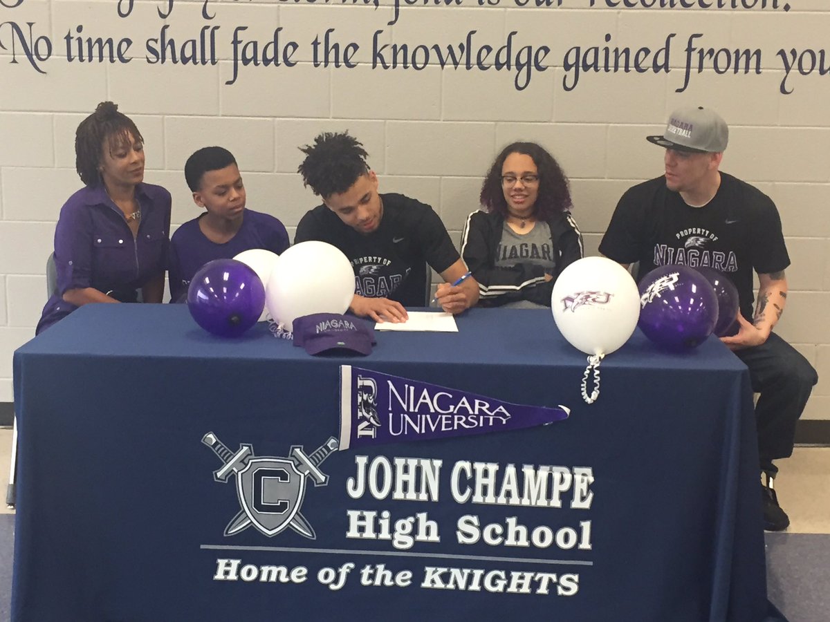 JohnChampeHS's tweet photo. @D_fragala signing D1 Niagara University @JCHSHYPESQUAD https://t.co/jR7Q6Ze4k5