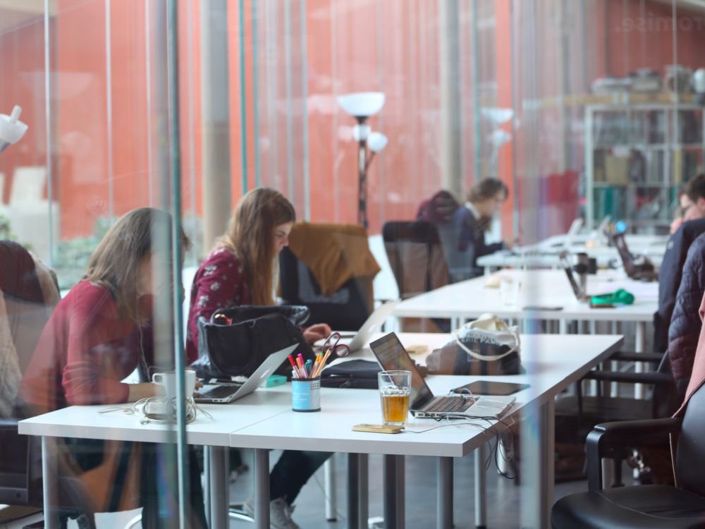 Viadeo's tweet photo. Les vacances illimitées, le nouvel atout du #recrutement des #startup ? https://t.co/ZKKg36AUZk  via @Challenges https://t.co/AJyyX7je7l