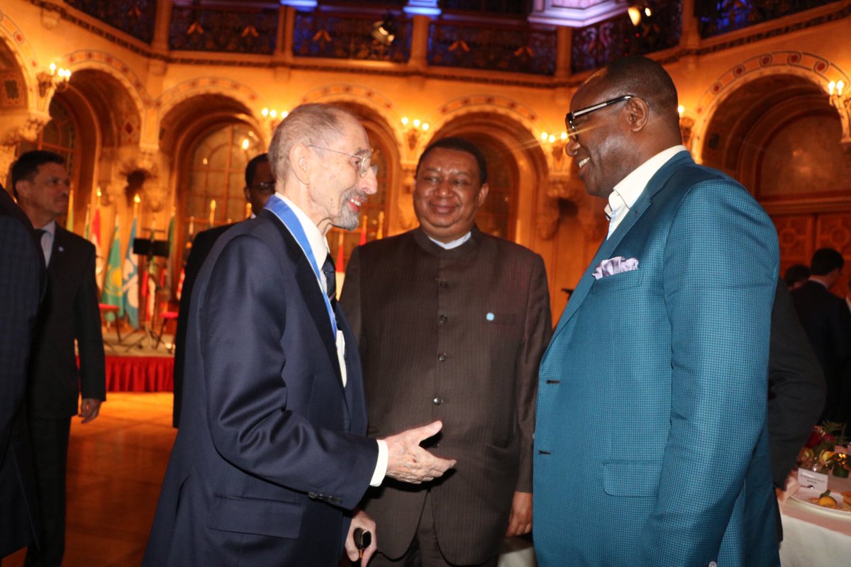 FMPRng's tweet image. Dr. @IbeKachikwu felicitates with Dr. Alirio Parra on his #OPEC lifetime achievement award. #OOTT