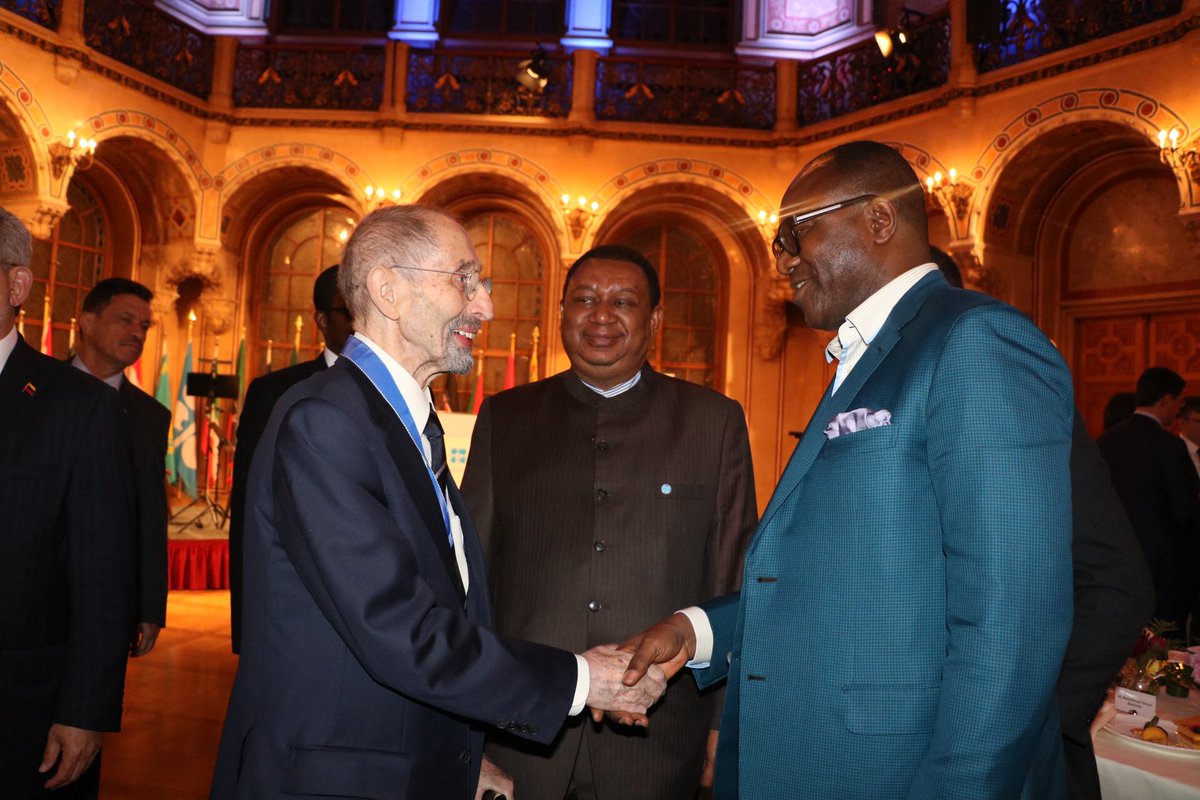 FMPRng's tweet image. Dr. @IbeKachikwu felicitates with Dr. Alirio Parra on his #OPEC lifetime achievement award. #OOTT