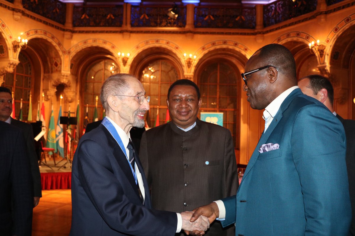 FMPRng's tweet image. Dr. @IbeKachikwu felicitates with Dr. Alirio Parra on his #OPEC lifetime achievement award. #OOTT