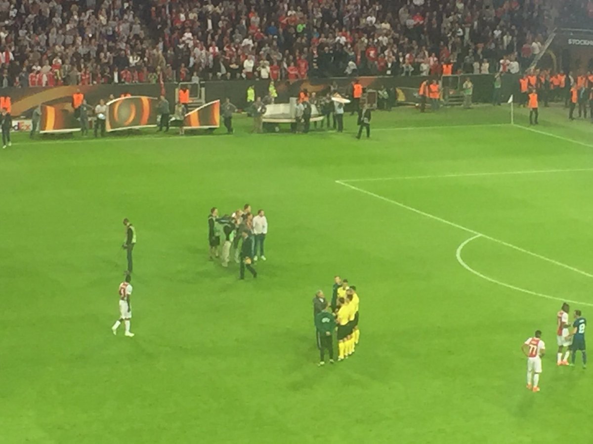 AKWottge's tweet photo. Ausführlicher Dank von Mou an die Schiris - mehr als an die eigene Mannschaft #AJAMAN #MUFC #UELfinal  @SPORT1 https://t.co/OdDrcBsukz