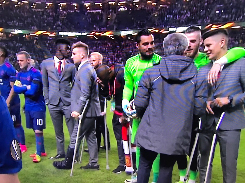 Hef aldrei séð jafn marga menn á hækjum á fótboltavelli. Langur sjúkralisti ManU en sætur sigur.  #europaleaguefinal