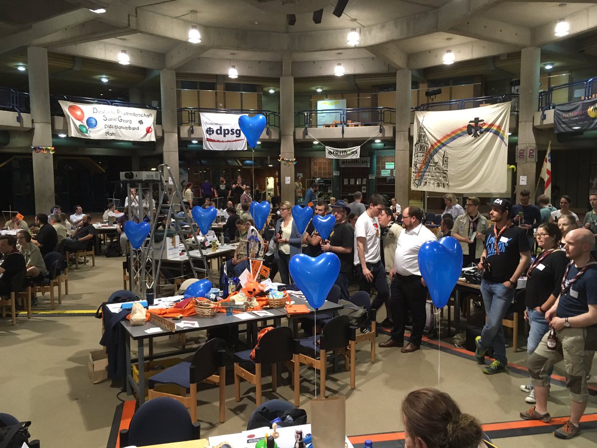 dpsg_Kobold's tweet photo. Wo sitzen wohl die Delegierten der blauen Stufe bei der #bv83? https://t.co/R6BlypDVWH
