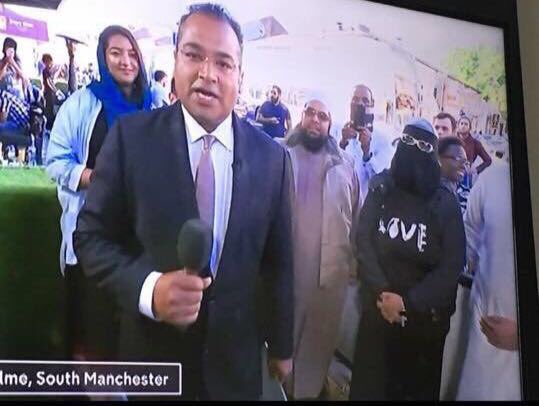 TRobinsonNewEra's tweet photo. These Muslims are against extremism apparently.Seen her? LOVE tshirt. O is a grenade. V is a flip Knit. E is a machine gun. Taking the piss https://t.co/pAcmFOt9WO