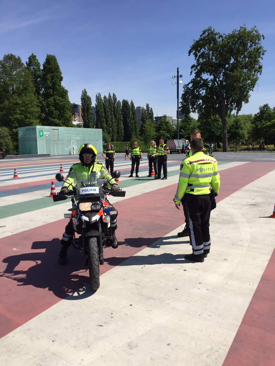 Eerdmans's tweet photo. Hufterfuik politie vandaag op NBinnenweg en Museumpark levert 42 pv's op en oa twee aanhoudingen voor bezit vuurwapen in auto #asocontrole https://t.co/iET4RN14Zv