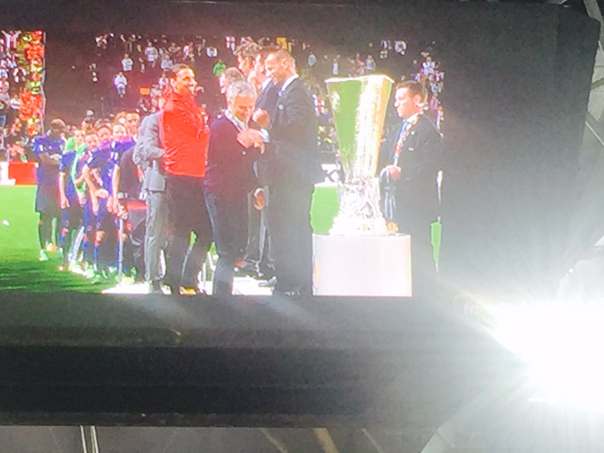 AKWottge's tweet photo. Ehre für Zlatan und das Krücken-@ManUtd #uelfinal https://t.co/vlKjye4RUS