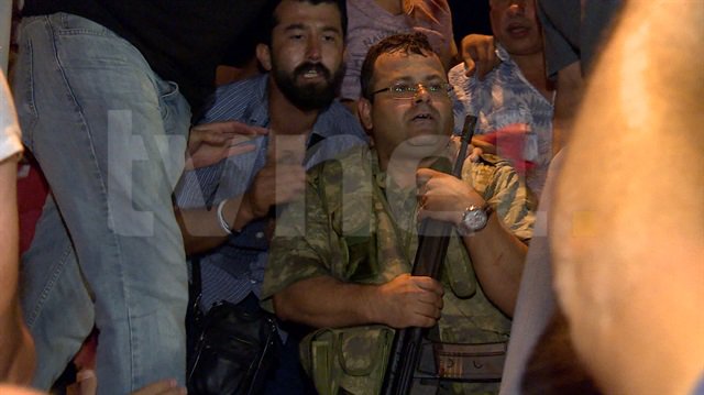 #VatanCaddesi'ndeki bir tankta kamuflajla yakalanan eski Emniyet Mdr #MithatAynacı:“Kapak açıldığında oradaki askerler beni içeri çekti”dedi