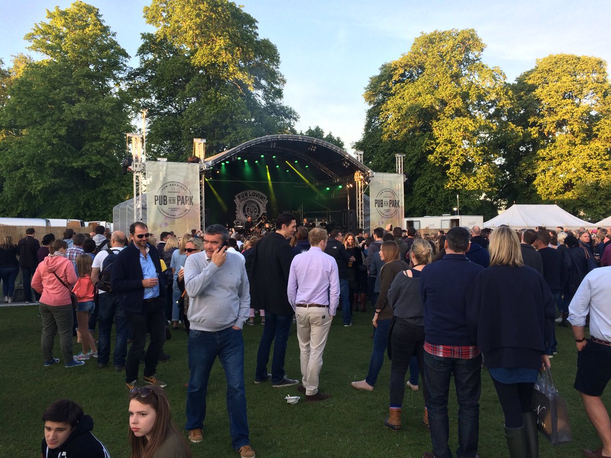 Caz_Mulcahy's tweet photo. Fun times @Pubinthepark17 on Sunday night with @OfficialHuey  &amp; @funlovincrims #foodfest #foodfestival #FLC #Marlow #ninetiesthrowback 🎤🎼🎸😜 https://t.co/9BqX2b3G3U