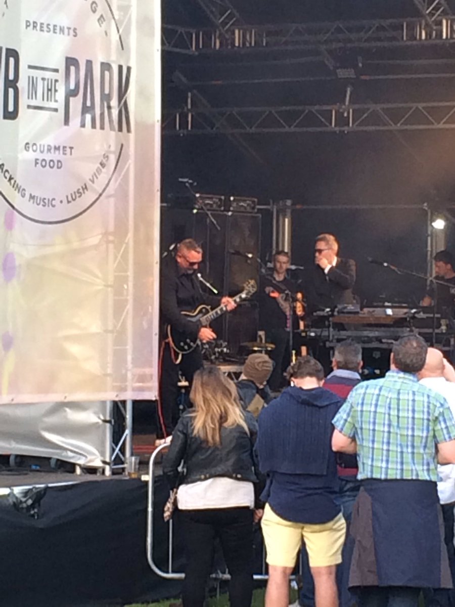 Caz_Mulcahy's tweet photo. Fun times @Pubinthepark17 on Sunday night with @OfficialHuey  &amp; @funlovincrims #foodfest #foodfestival #FLC #Marlow #ninetiesthrowback 🎤🎼🎸😜 https://t.co/9BqX2b3G3U
