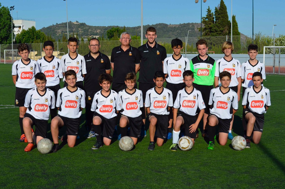 CEConstancia's tweet photo. Infantil de 2ª Regional es el campeón ABSOLUTO del Trofeo a la Deportividad. El presidente ha querido felicitarlos. Enhorabuena!!! #RESPECT https://t.co/rE1qUzniXG