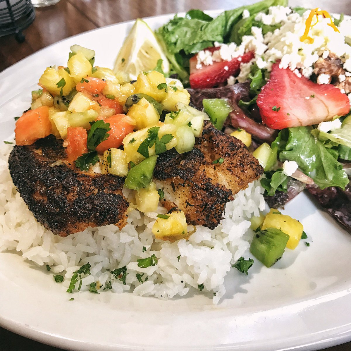 FIVEknoxville's tweet photo. TONIGHT'S FEATURE: Blackened Grouper from @harbordocks over jasmine rice, topped w/ tropical kiwi, papaya, &amp; pineapple salsa. #gulftotable https://t.co/xRoNOIuSeY