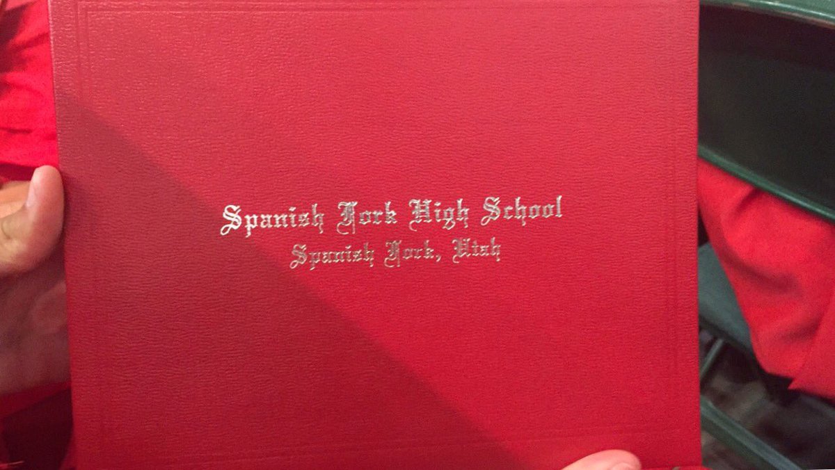 brady_lewis98's tweet photo. Grad day baby https://t.co/6maYawIxFN