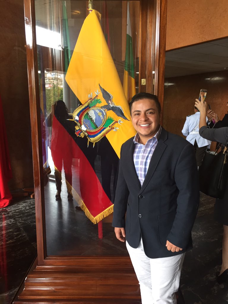 emilio_braveman's tweet photo. [HOY]
.@Lenin: "Desde ahora no solo tendré mi mano extendida sino mis brazos abiertos". #TransmisionMandoEc #LeninPresidenteDeTodos https://t.co/epZqItr6A9