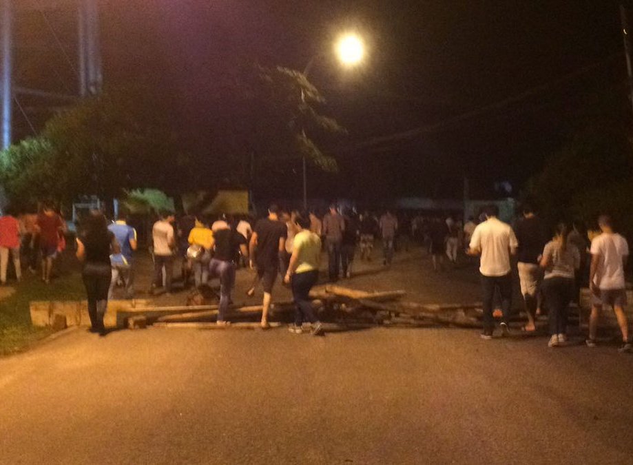 Watcher_Ven's tweet photo. #24Mayo / Protestas en varios sectores de Ciudad Bolívar por la muerte de Augusto Puga / #UDOBolivar https://t.co/Mytp6U1vgv