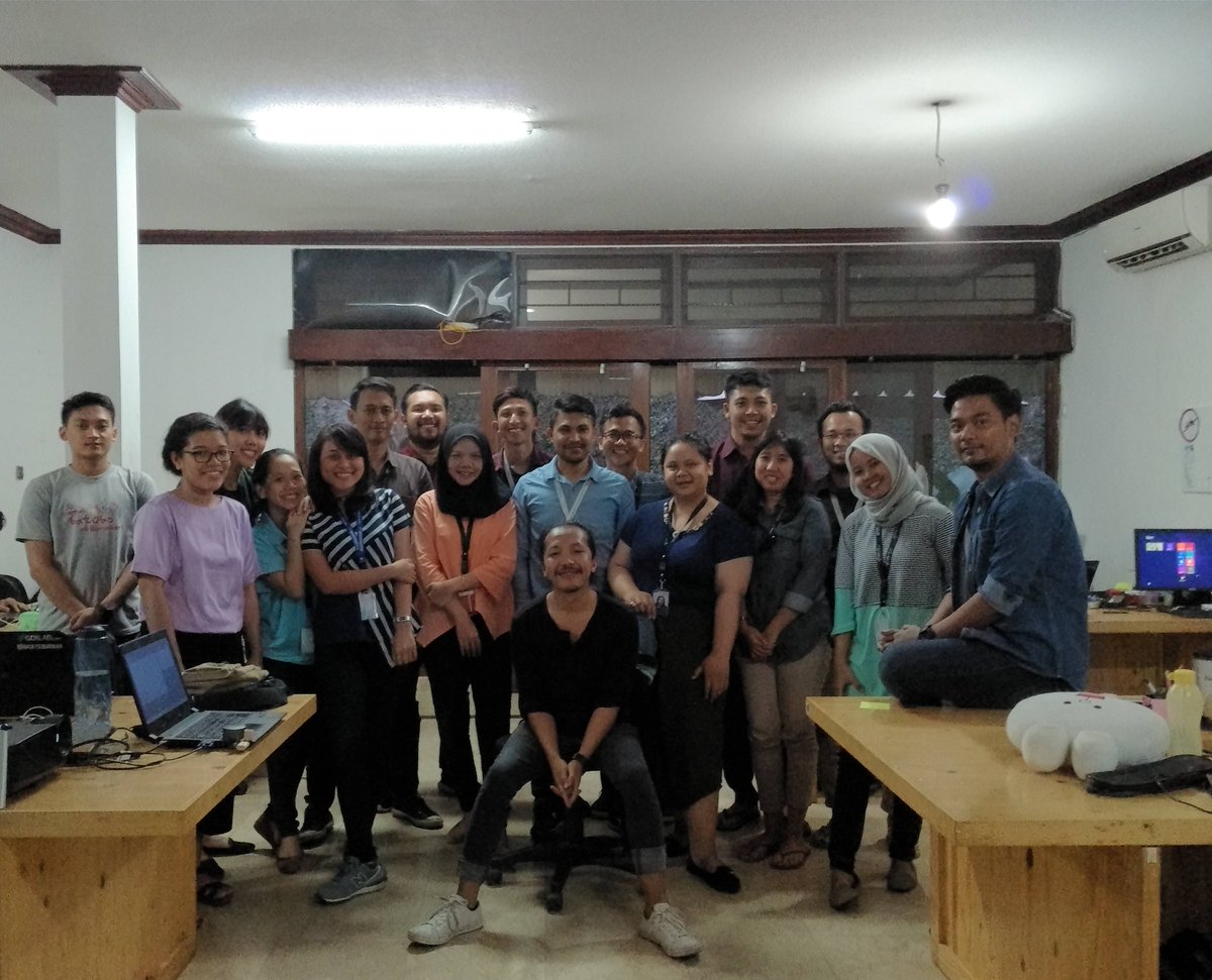 gdilab's tweet photo. #ChiefSharing edisi Mei, kantor Kemang kedatangan Daus Gonia yg sharing ttg "Entrepreneurship & Creative Industry". #GDILife #startuplife https://t.co/ur8G11C1U6