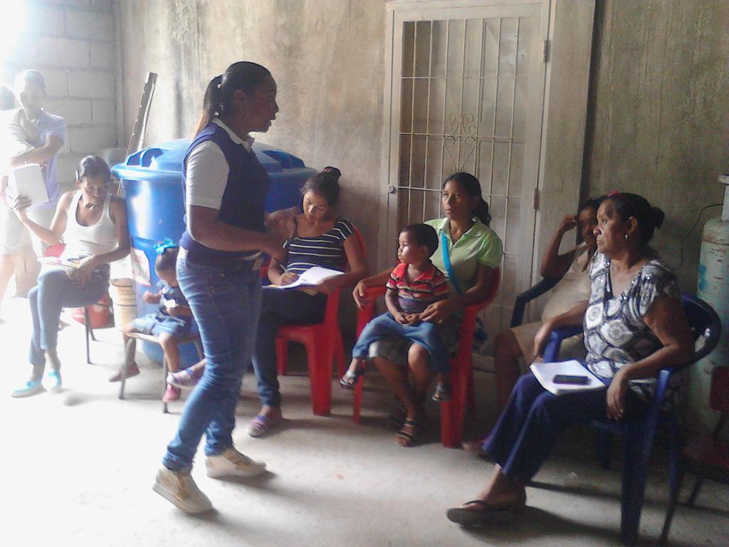 DPDYaracuy_'s tweet photo. Continúa la atención formativa en #MiercolesDePoderPopular a los jefes de calles del CLAP de la comunidad de Monte de Oro II @JULIOLEONYARA https://t.co/OMgSi1ZQT0