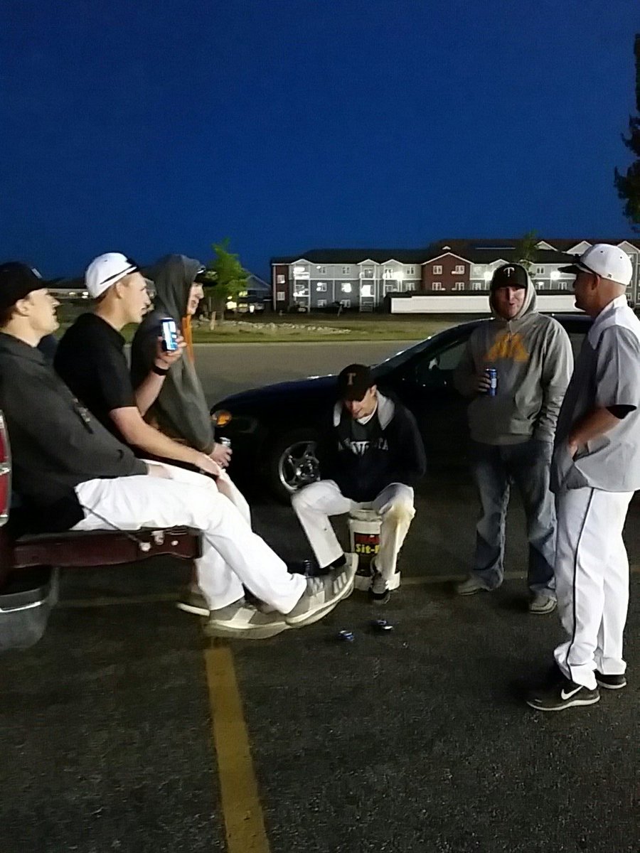 KoalaFastpitch's tweet photo. Practicing for tomorrow night. #EucalyptusJuice https://t.co/N8NzYPKsss
