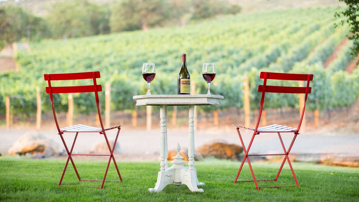 MegRulli's tweet photo. There's just 7 days left of #OregonWineMonth, but plenty of #OregonWine to drink! https://t.co/Avm3Ls6efc @oregonwineboard @LittleGreenPick https://t.co/dXhMk1tiux