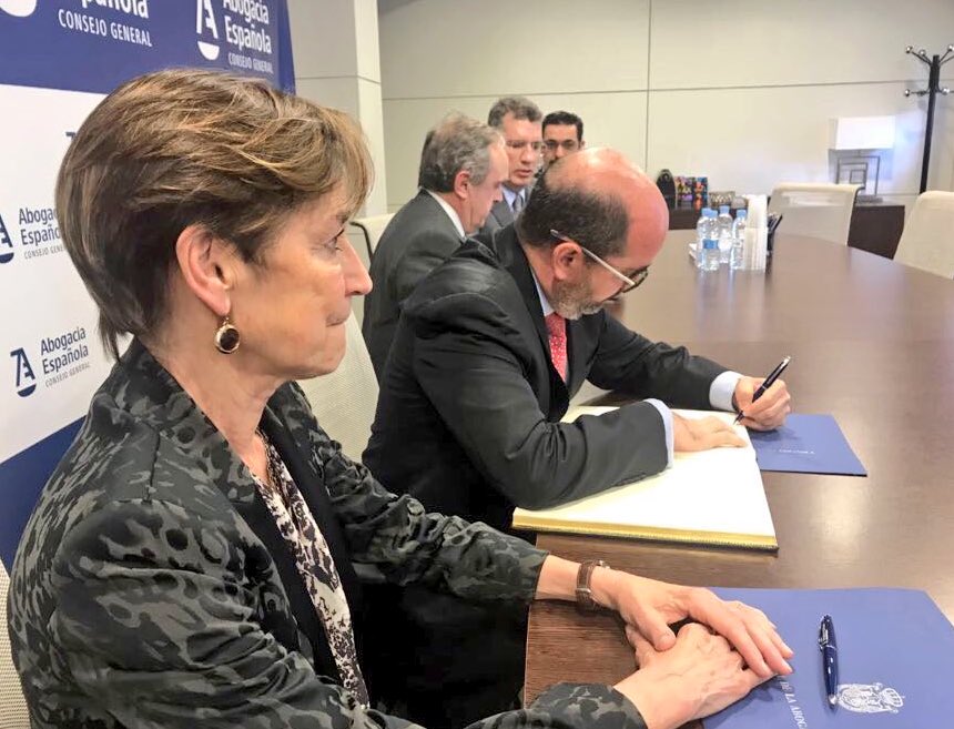 JoseMarioMX's tweet photo. El Consejo General de la @Abogacia_es y la @BMA_Abogados firman Convenio de Colaboración. Por la ética y los altos valores de la profesión. https://t.co/rIIK0SkR5o