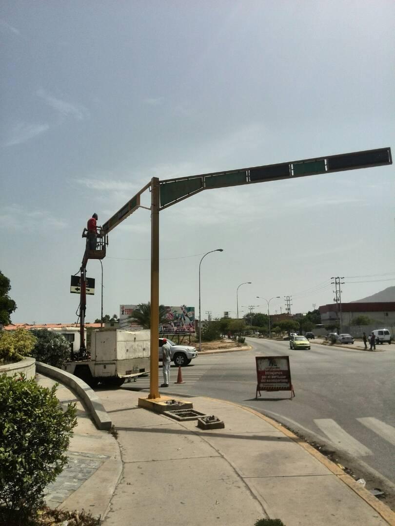 ObrasPublicasNE's tweet photo. Continuacion de trabajos en Semaforo de Av. Terranova/ seniat #LaborEficiente #LaConstituyenteVa https://t.co/bvu5tge0CW