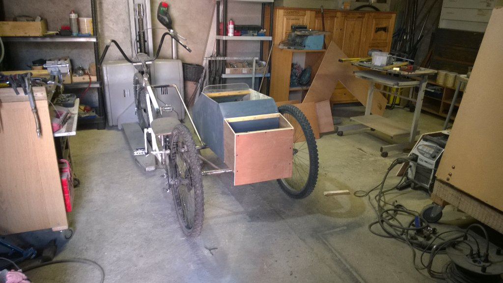MecaWill28's tweet photo. Passage en peinture 🎨😎 ,mise en place de la malle#vélo sidecar #chopper bike https://t.co/yjROtsITTW