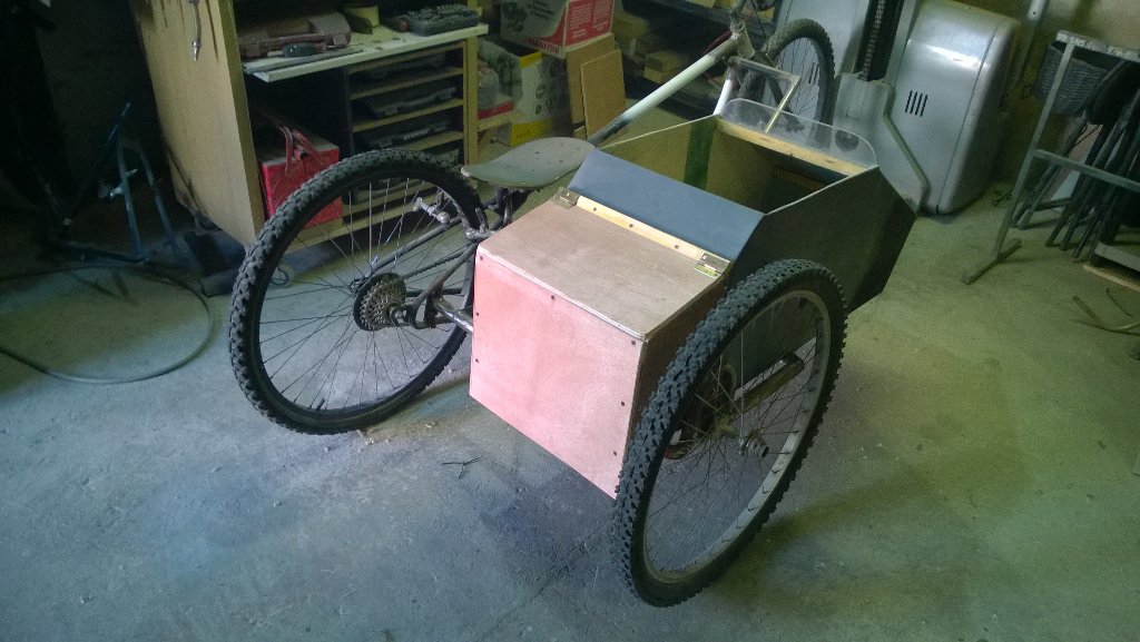 MecaWill28's tweet photo. Passage en peinture 🎨😎 ,mise en place de la malle#vélo sidecar #chopper bike https://t.co/yjROtsITTW