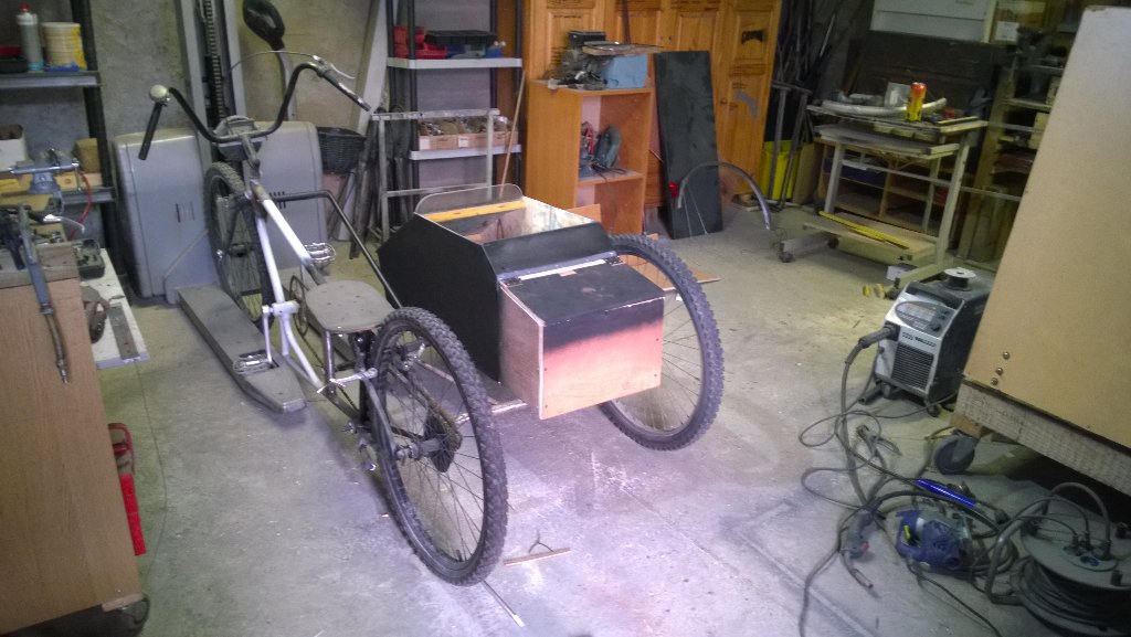 MecaWill28's tweet photo. Passage en peinture 🎨😎 ,mise en place de la malle#vélo sidecar #chopper bike https://t.co/yjROtsITTW