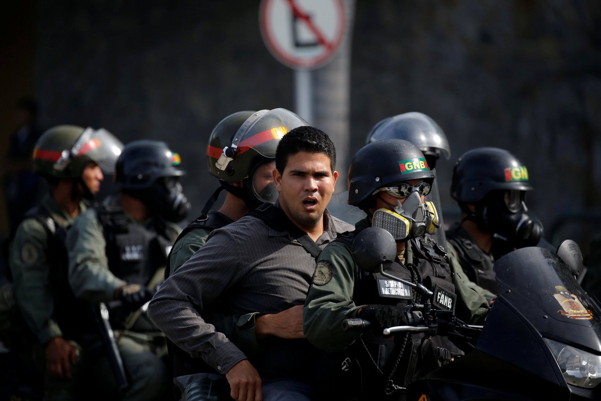 AlbertoRodNews's tweet photo. ÚLTIMA HORA | Identificado: Infiltrado que accionó un arma de fuego contra opositores en Bello Monte protegido por la GNB #24May
C/  REUTERS https://t.co/qfB7bB45VF