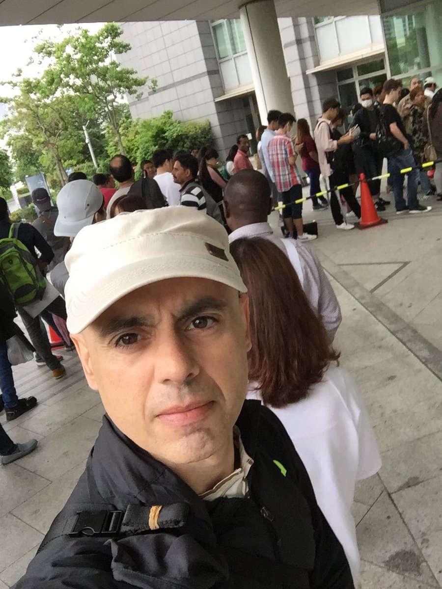 Dan_Ferreira_Jp's tweet photo. Already a billion people waiting for the gates of hell to open at 9 AM and it's only 7:52 AM. #tokyoimmigration #ihavebetterthingstodo https://t.co/fZazPbEtZQ