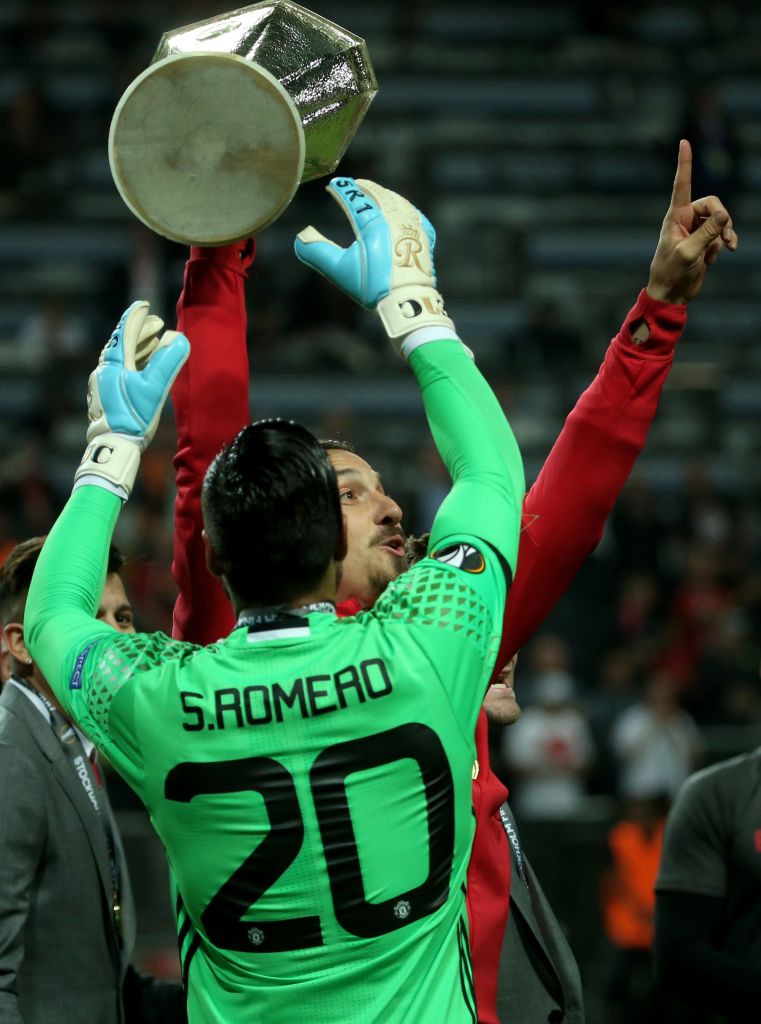 Zlatan Ibrahimovic Sergio Romero Zlatan Ibrahimovic Sergio Romero Hands Trophy Squawka News Scoopnest