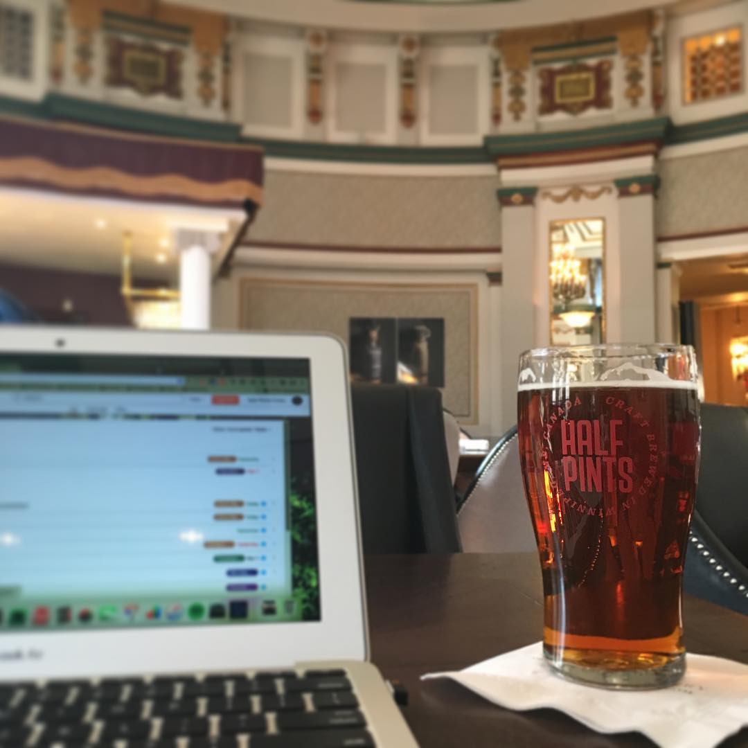 TheFortGarry's tweet photo. Squeezing in a little fun on this business trip. #PalmLounge | Photo: broximar || https://t.co/dhxsnZORSQ https://t.co/GQsZXEdFAI