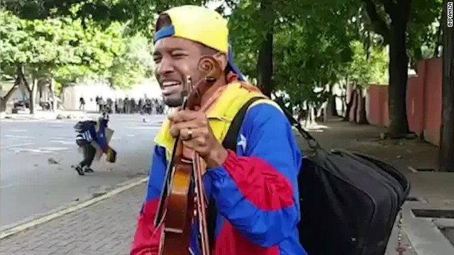 CNNEEVideo's tweet photo. El violinista que conmovió en las protestas en Venezuela hoy llora por su violín
https://t.co/yJyXBT4W01 https://t.co/FSSwF4KlHh