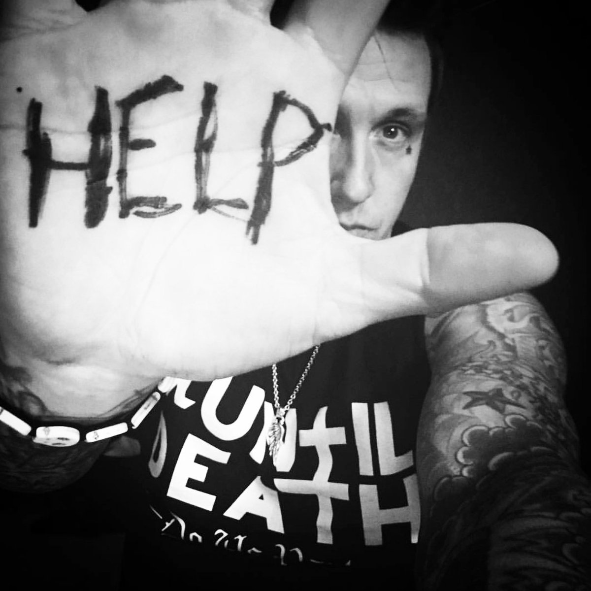 Papa roach help. Help papa. Help papa. Бутылочка для кормления с жирафиком. Help papa.