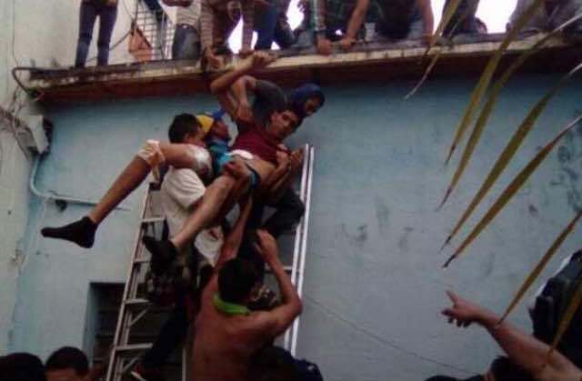 Watcher_Ven's tweet photo. #24Mayo / Así sacaron a los heridos de bala en el Decanato #UDOBolivar / La Policía NO permitió la evacuación por la entrada principal https://t.co/E70dhByVPw