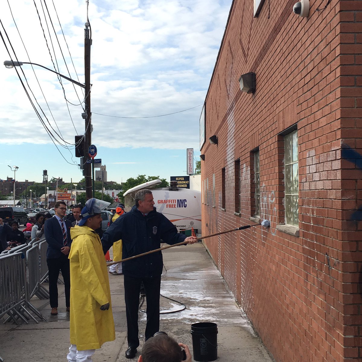 In Soundview, where @NYCMayor is showing excellent technique prepping a wall for cleaning with our #graffitifreenyc crew. @NYCEDC