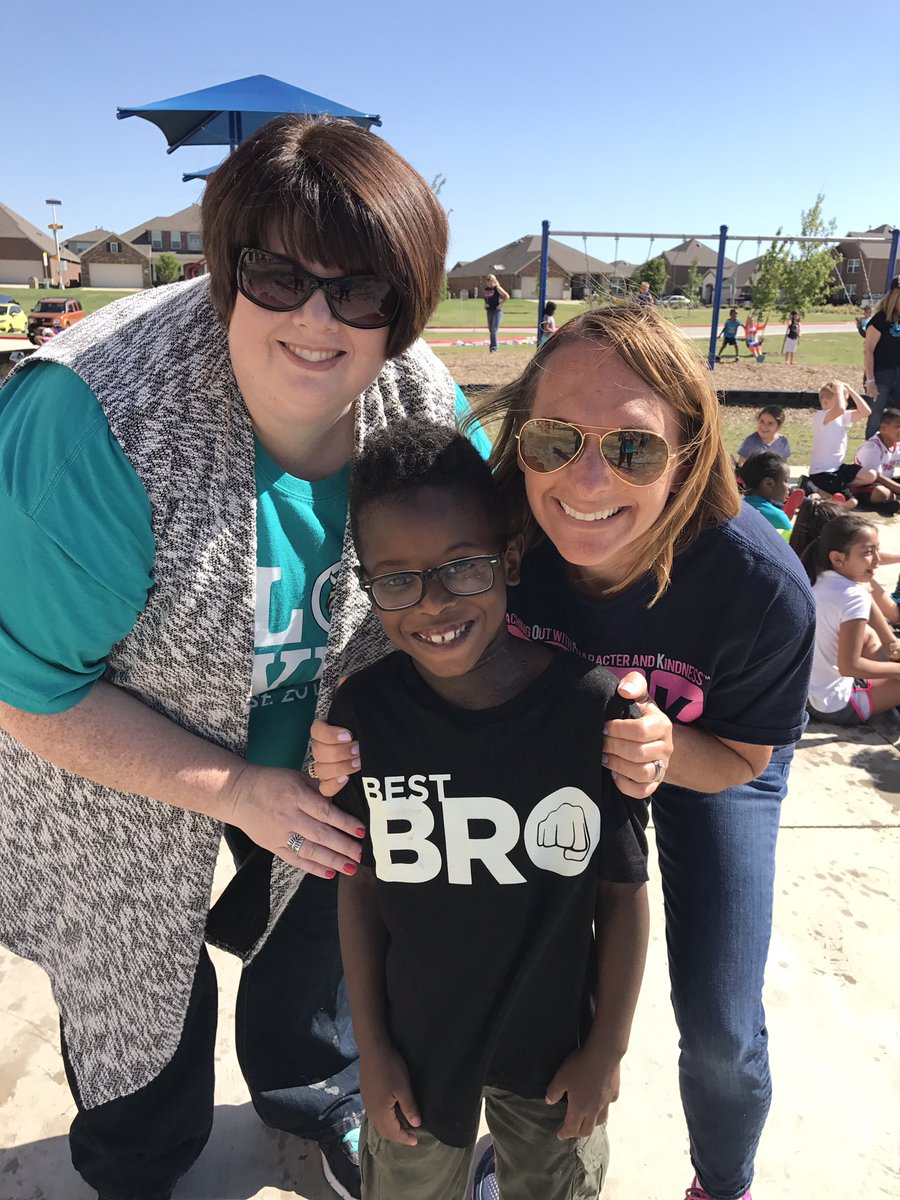 CowenMy's tweet photo. Lots of fun @SunsetValleyES Bobcat Water Jamboree #pbis #recognizethepositive https://t.co/9LvE6urMhz