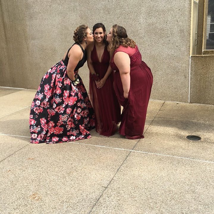 Mofleyyy's tweet photo. I know I'm late but how could I resist posting when we all looked this fly?? #prom2017 https://t.co/8UsP0xUFUj