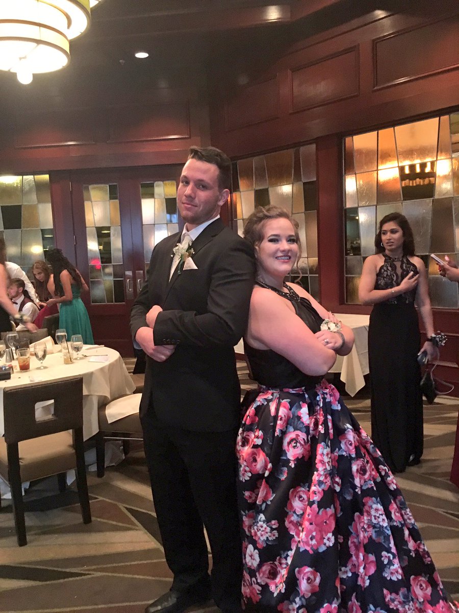 Mofleyyy's tweet photo. I know I'm late but how could I resist posting when we all looked this fly?? #prom2017 https://t.co/8UsP0xUFUj