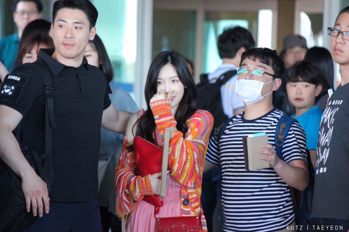 [PIC][22-05-2017]TaeYeon trở về Hàn Quốc vào chiều nay - Page 2 DAo_isnWsAAv-eP