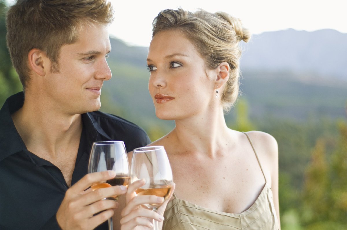 Парень и девушка пьют. Парень и девушка выпивают. Романтический поцелуй. Романтический поцелуй. Мужчина и женщина в баре.