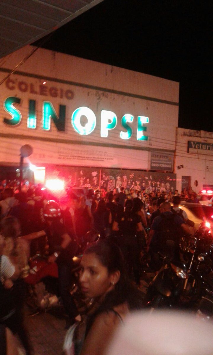<a href="/GloboNews/">GloboNews</a> <a href="/cafejornal/">Jornal Café Impresso</a> Estão fazendo alunos de refém na escola SINOPSE neste exato momento 

Hora da notícia : 20:48 
Dia : 24/05/2017