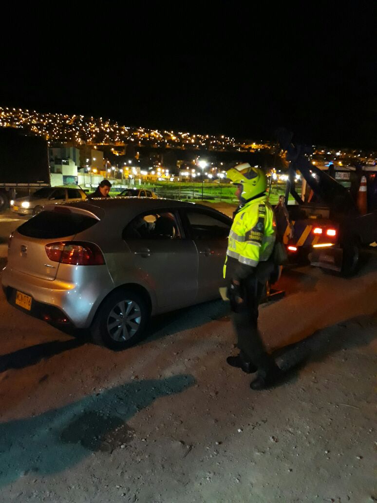 GjJuliet's tweet photo. #InformaLaCiudadanía En #Tunja fue inmovilizado carro que aparentemente pertenece a @Uber_Col por operación ilegal en la ciudad. https://t.co/eDSH5GbEd9