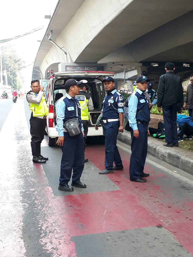 TMCPoldaMetro's tweet photo. 08.23 Evakuasi pengendara ojek online yg terjatuh akibat jalan berlubang di Kuningan arah Semanggi https://t.co/i3XqaFIOB4